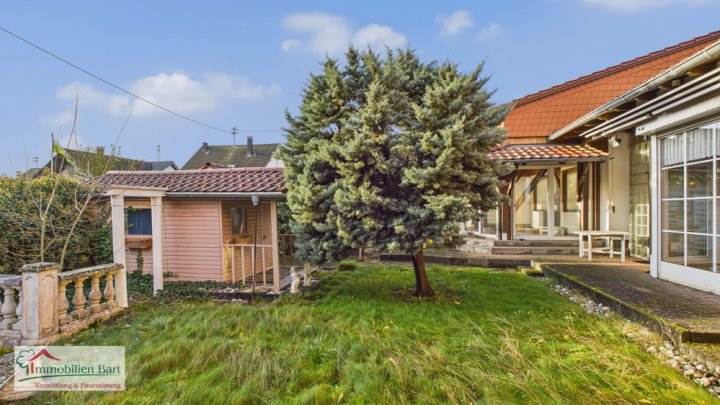 GROßES ANWESEN MIT 4 GROßEN GARAGEN IN TOP-WOHNLAGE!