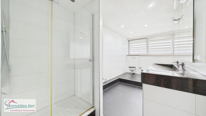 REHLINGEN:

WOHNHAUS / 267 M² WOHNFLÄCHE / GR. GARTEN / GARAGE / CARPORT / WEITBLICK!