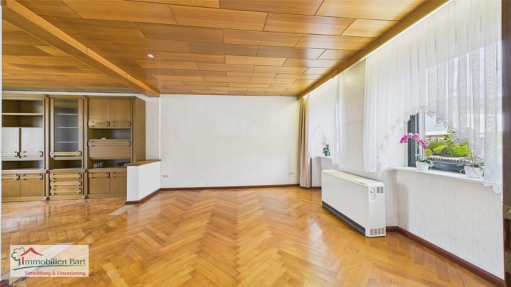 15 MIN. BIS L-REMICH: WOHNHAUS MIT ELW + GROSSER GARAGE