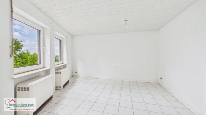 15 MIN. BIS L-REMICH: WOHNHAUS MIT ELW + GROSSER GARAGE