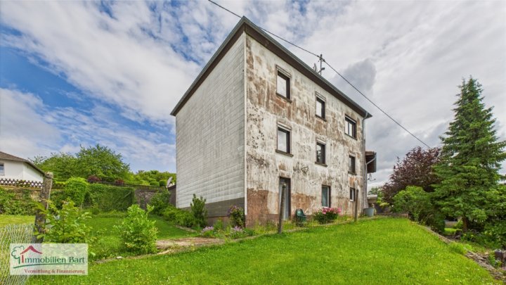 15 MIN. BIS L-REMICH: WOHNHAUS MIT ELW + GROSSER GARAGE