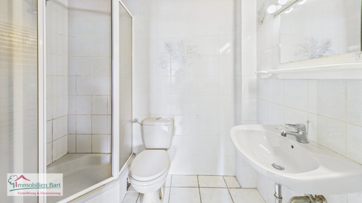 GRENZNÄHE: WOHNHAUS MIT 325 M² WOHN-/NUTZFLÄCHE, GARAGEN UND GARTEN