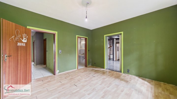 GRENZNÄHE: WOHNHAUS MIT 325 M² WOHN-/NUTZFLÄCHE, GARAGEN UND GARTEN