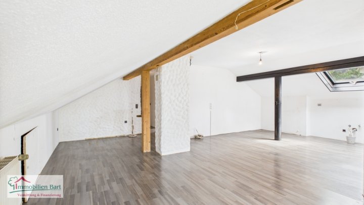 GRENZNÄHE: WOHNHAUS MIT 325 M² WOHN-/NUTZFLÄCHE, GARAGEN UND GARTEN