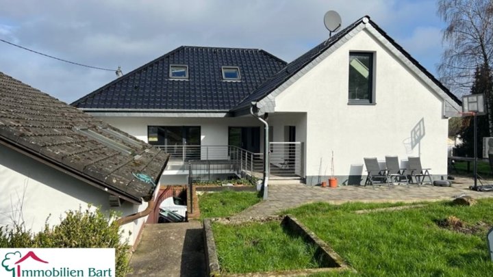 348 M² WFL. , 3 WOHNUNGEN + GARAGEN + GARTEN + AUSBAUPOTENZIAL!