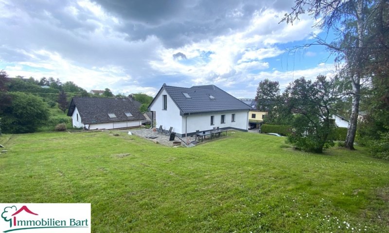 348 M² WFL. , 3 WOHNUNGEN + GARAGEN + GARTEN + AUSBAUPOTENZIAL!