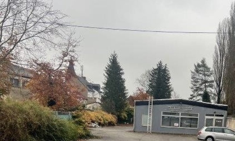 Gewerbeeinheit auf einem großen zentral gelegenen Grundstück in Wadgassen zu verkaufen