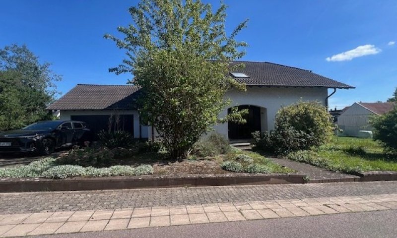 Großzügiges freistehendes 1-2 Familienhaus in ruhiger Lage in Saarwellingen zu verkaufen