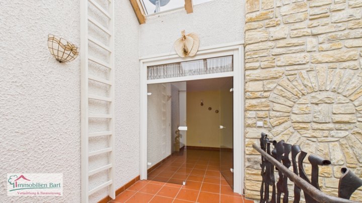 GROßZÜGIGES MEHRGENERATIONENHAUS MIT WELLNESSBEREICH UND VIELSEITIGEN NUTZUNGSMÖGLICHKEITEN