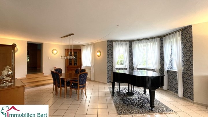 ATTRAKTIVES ANWESEN MIT VIEL PLATZ INNEN & AUßEN!