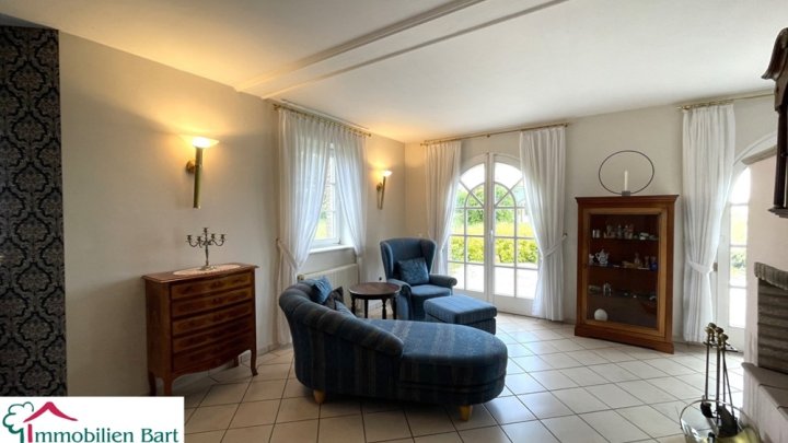 ATTRAKTIVES ANWESEN MIT VIEL PLATZ INNEN & AUßEN!