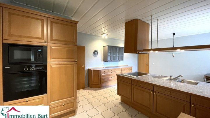 ATTRAKTIVES ANWESEN MIT VIEL PLATZ INNEN & AUßEN!