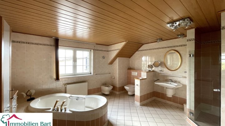 ATTRAKTIVES ANWESEN MIT VIEL PLATZ INNEN & AUßEN!