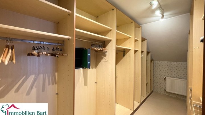 ATTRAKTIVES ANWESEN MIT VIEL PLATZ INNEN & AUßEN!