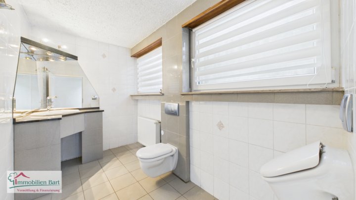 REHLINGEN:

WOHNHAUS ( 267 M² WOHNFLÄCHE ) MIT GARTEN + GARAGE