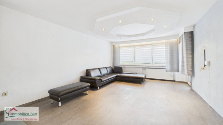 REHLINGEN:

WOHNHAUS ( 267 M² WOHNFLÄCHE ) MIT GARTEN + GARAGE