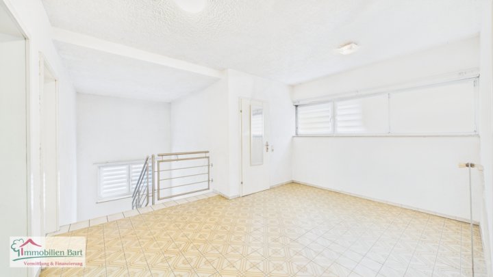 REHLINGEN:

WOHNHAUS ( 267 M² WOHNFLÄCHE ) MIT GARTEN + GARAGE