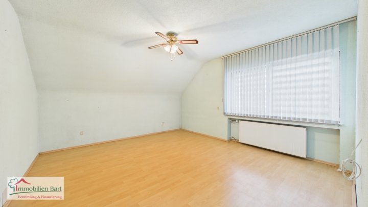 REHLINGEN:

WOHNHAUS ( 267 M² WOHNFLÄCHE ) MIT GARTEN + GARAGE