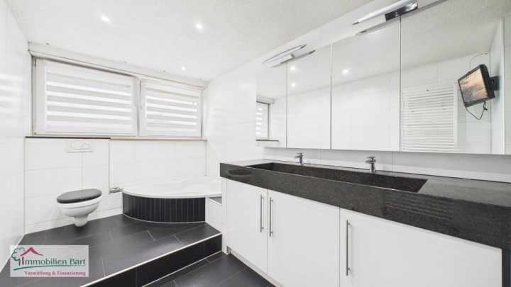 REHLINGEN:

WOHNHAUS ( 267 M² WOHNFLÄCHE ) MIT GARTEN + GARAGE