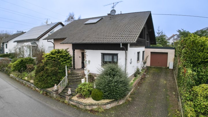 Gepflegtes Ein - Zweifamilienhaus ruhig gelegen im Grünen