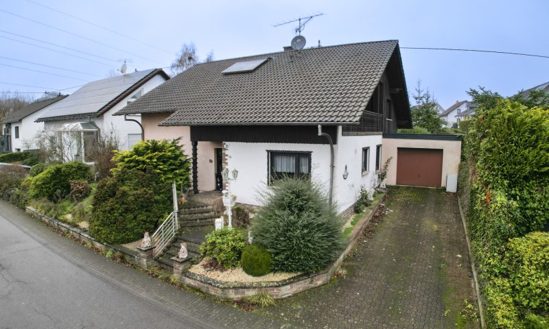 Gepflegtes Ein - Zweifamilienhaus ruhig gelegen im Grünen