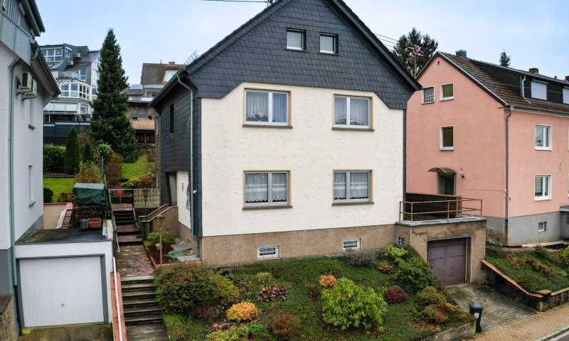 Gepflegtes Zweifamilienhaus in ruhiger Nebenstraße  von Riegelsberg