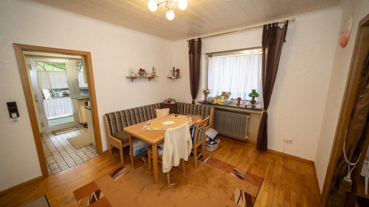 Gepflegtes Zweifamilienhaus in ruhiger Nebenstraße  von Riegelsberg