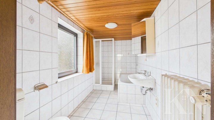 Großzügiges Ein-/Zweifamilienhaus mit traumhaftem Fernblick und großem Grundstück