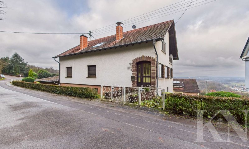 Großzügiges Ein-/Zweifamilienhaus mit traumhaftem Fernblick und großem Grundstück