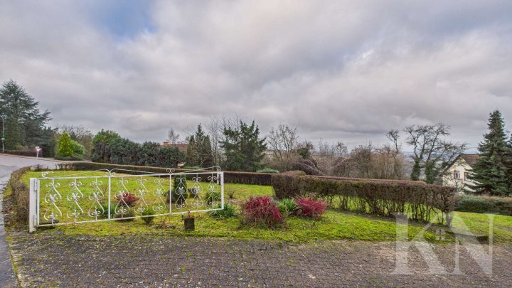 Großzügiges Ein-/Zweifamilienhaus mit traumhaftem Fernblick und großem Grundstück