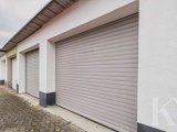 Garage mit elektrischem Garagentor