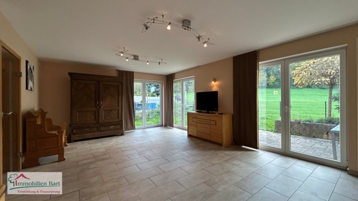 TOP LAGE! 3 SZ / GARTEN + GROSSE GARAGE IN PERL!