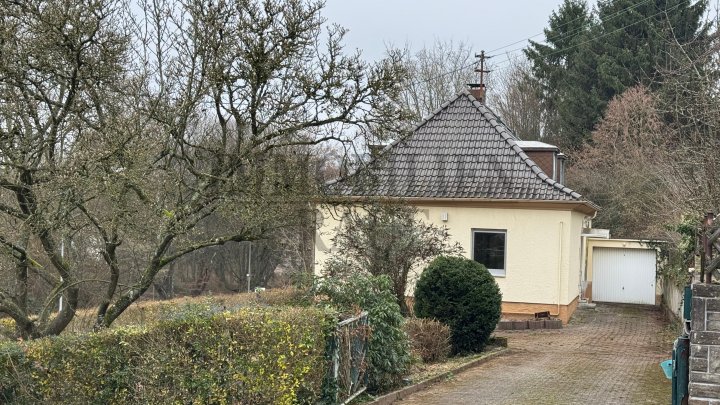 FREISTEHENDES 1 FAMILIENHAUS MIT GARTEN UND GARAGE - RENOVIERUNGSBEDARF - IN DUDWEILER-SÜD