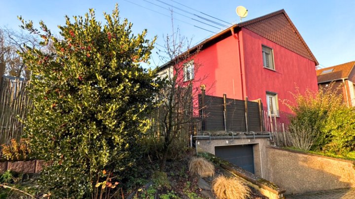 Gut geschnittenes Einfamilienhaus mit Garage und Garten