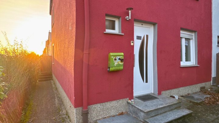 Gut geschnittenes Einfamilienhaus mit Garage und Garten