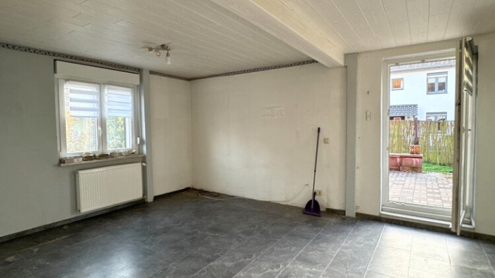 Gut geschnittenes Einfamilienhaus mit Garage und Garten