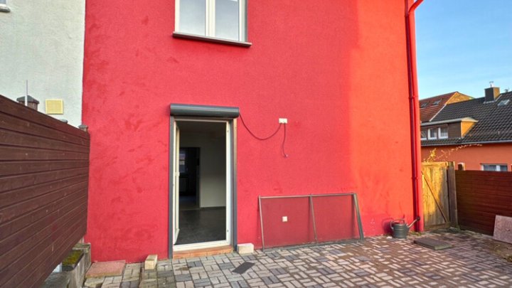 Gut geschnittenes Einfamilienhaus mit Garage und Garten