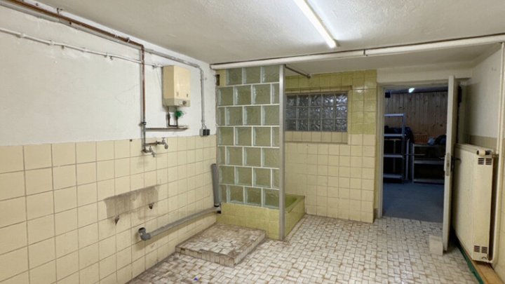 Gut geschnittenes Einfamilienhaus mit Garage und Garten