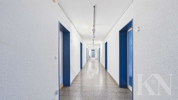 Büroflächen mit großem Konferenzraum – flexibel nutzbar auf drei Etagen in Dillingen!