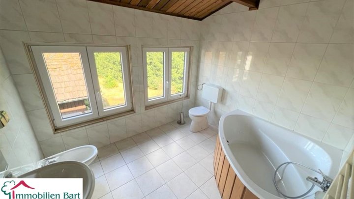 WOHNHAUS + BÜRO + 375 M² AUSSTELLUNG AUF 40 AR IN TOP LAGE!