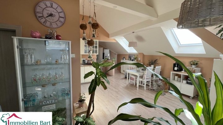 WINCHERINGEN: 3 WOHNUNGEN / 348 M² WFL. / GARAGEN / GARTEN / AUSBAUPOTENZIAL