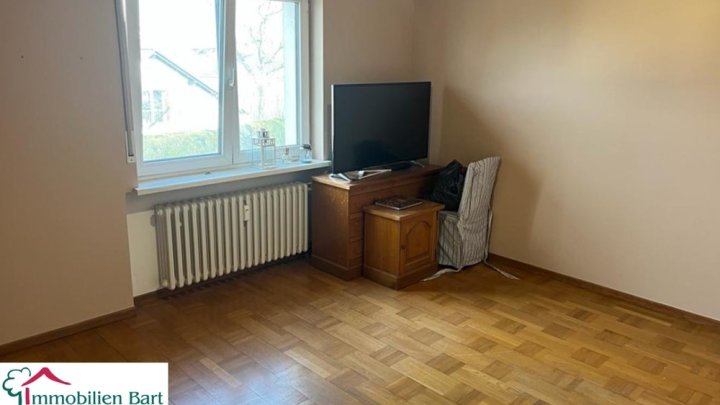 WINCHERINGEN: 3 WOHNUNGEN / 348 M² WFL. / GARAGEN / GARTEN / AUSBAUPOTENZIAL