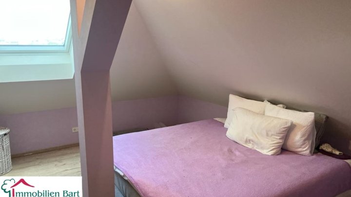 WINCHERINGEN: 3 WOHNUNGEN / 348 M² WFL. / GARAGEN / GARTEN / AUSBAUPOTENZIAL