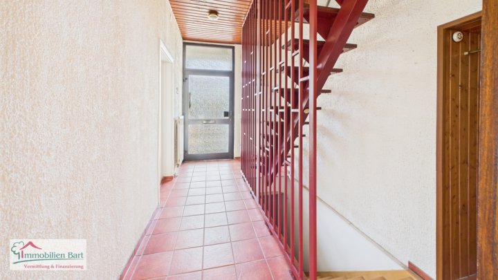 BECKINGEN: WOHNHAUS MIT SCHÖNEM GARTEN UND GARAGE IN ZENTRALER LAGE!