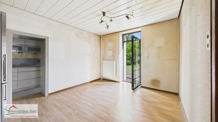 BECKINGEN: WOHNHAUS MIT SCHÖNEM GARTEN UND GARAGE IN ZENTRALER LAGE!