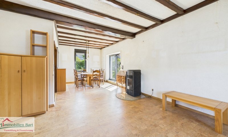 BECKINGEN: WOHNHAUS MIT SCHÖNEM GARTEN UND GARAGE IN ZENTRALER LAGE!