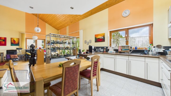 ATTRAKTIVES 192 M² WOHNHAUS + 80 M² GARAGE IN TOP LAGE!