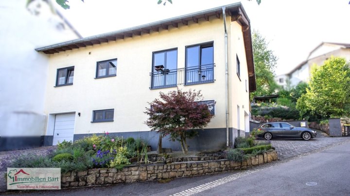 ATTRAKTIVES 192 M² WOHNHAUS + 80 M² GARAGE IN TOP LAGE!