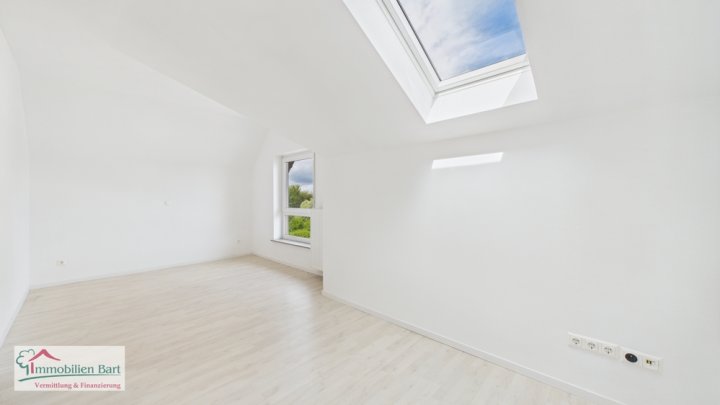 GRENZNÄHE: DG WOHNUNG IM 2 FAMILIENHAUS, BLICK INS GRÜNE, TOP LAGE!