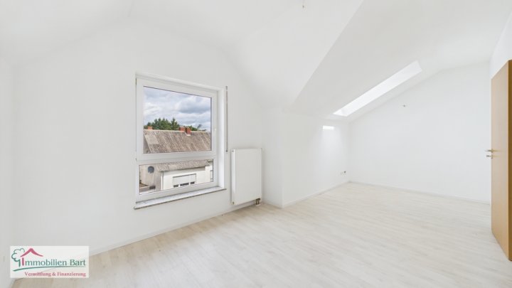 GRENZNÄHE: DG WOHNUNG IM 2 FAMILIENHAUS, BLICK INS GRÜNE, TOP LAGE!